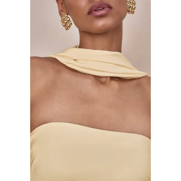 Charly | Robe longue en satin citron à encolure bandeau avec écharpe