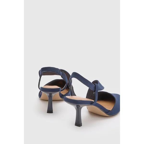 Chaussures De Ville Evelyn À Talon Bobine Avec Bride Arrière Asymétrique Et Confort Chaussette