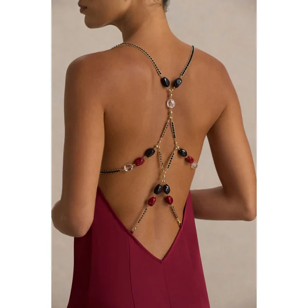 Cher | Robe longue bordeaux en satin à encolure carrée et dos ouvert orné de détails