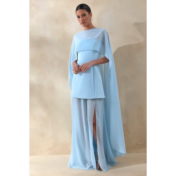 Chessa | Robe longue bleu poudré à encolure bateau avec cape transparente