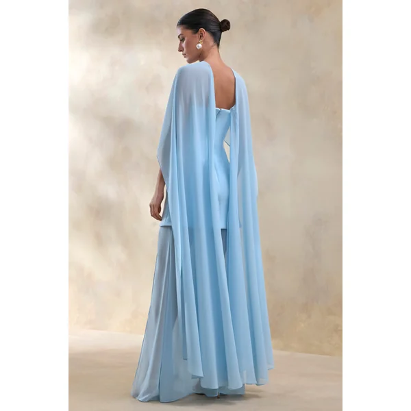 Chessa | Robe longue bleu poudré à encolure bateau avec cape transparente