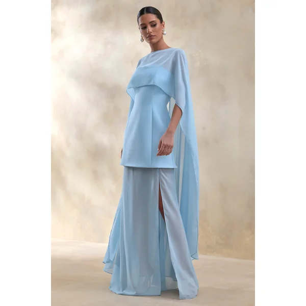 Chessa | Robe longue bleu poudré à encolure bateau avec cape transparente