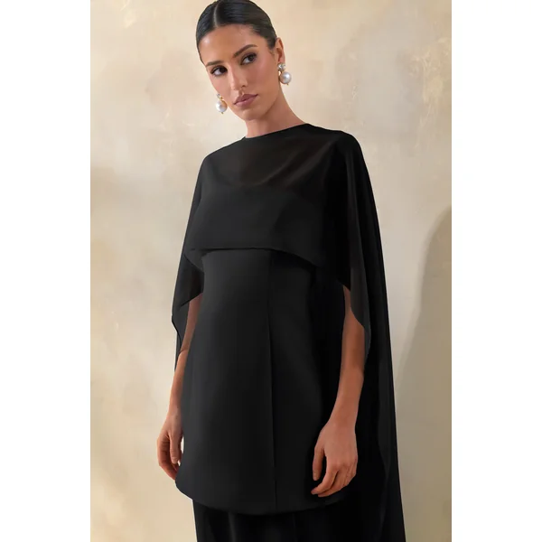 Chessa | Robe longue noire à col haut avec cape transparente