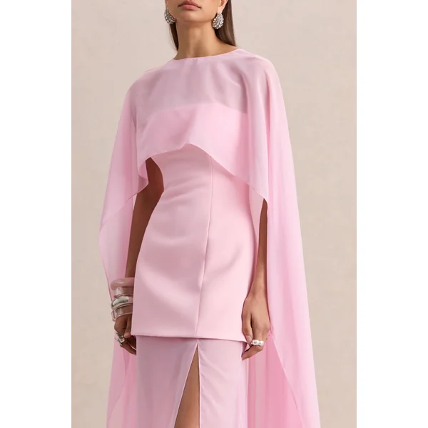 Chessa | Robe longue rose clair à encolure bateau avec cape transparente