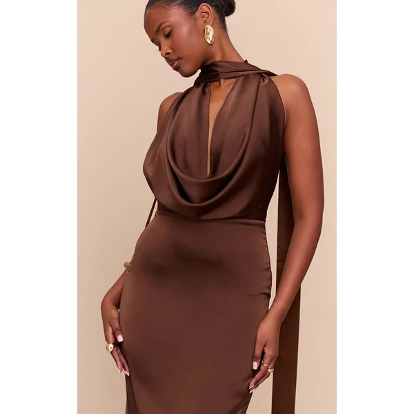 Chocolat Robe Longue Drapée En Satin À Col Bénitier