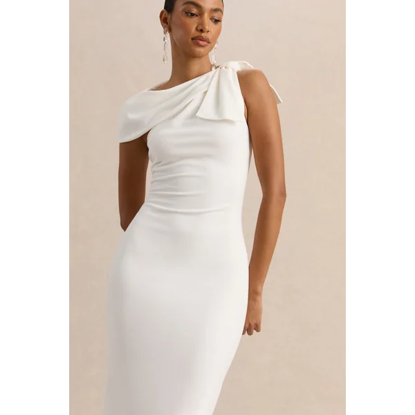 Clarina | Robe mi-longue blanche à encolure asymétrique avec détail de nœud