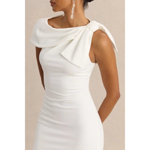Clarina | Robe mi-longue blanche à encolure asymétrique avec détail de nœud