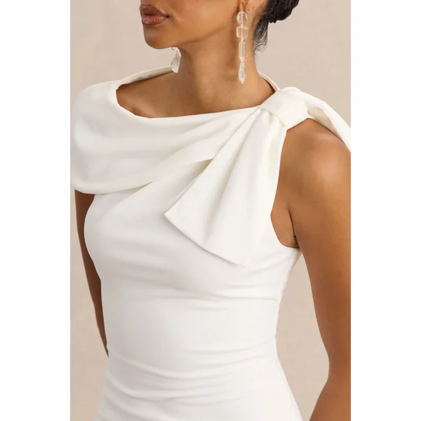 Clarina | Robe mi-longue blanche à encolure asymétrique avec détail de nœud