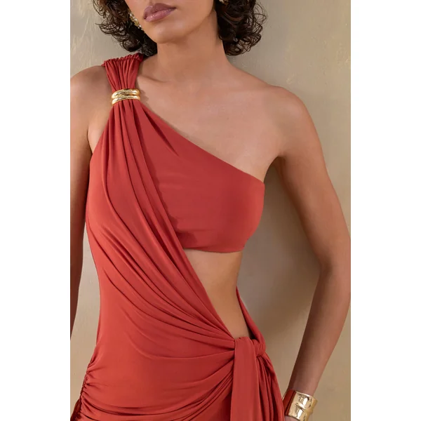 Clarosia | Robe longue rouille à encolure asymétrique avec découpes et détail écharpe