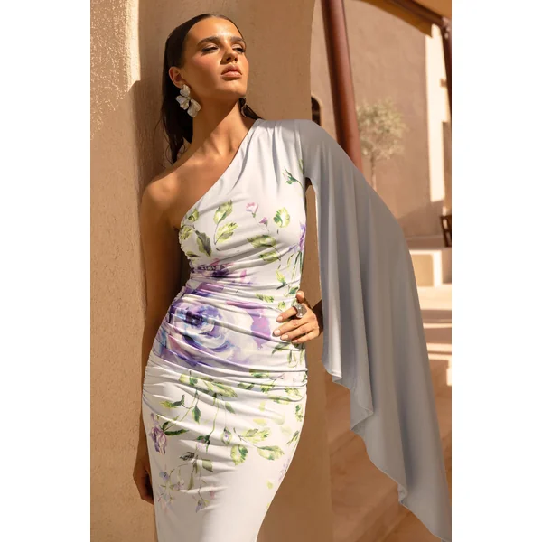 Clementina | Robe longue asymétrique à imprimé de roses bleu poudré avec manches en cape