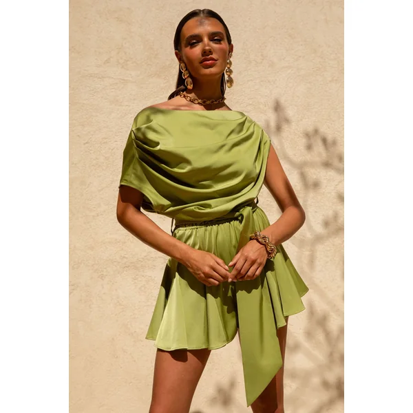 Clydie | Combishort en satin olive asymétrique avec ceinture à nouer