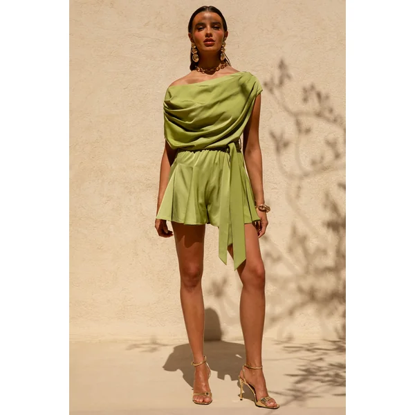 Clydie | Combishort en satin olive asymétrique avec ceinture à nouer