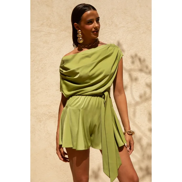 Clydie | Combishort en satin olive asymétrique avec ceinture à nouer