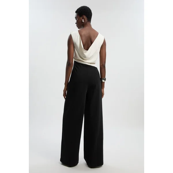 Combinaison Jambes Larges à Col Asymétrique Coupe Souple Ajustée