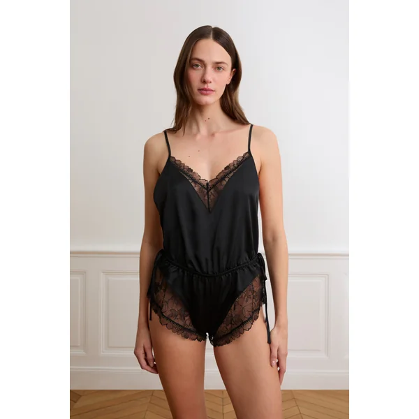 Combi-short en satin à dos nu et détails en dentelle