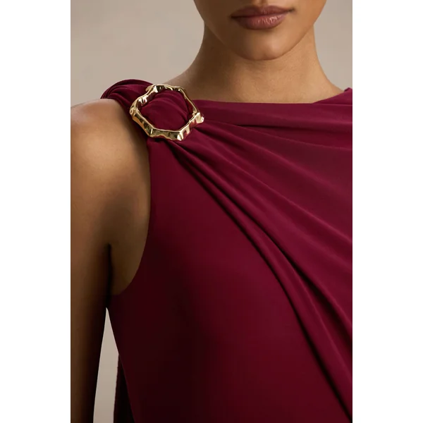 Cressida | Robe longue bordeaux à encolure asymétrique avec cape