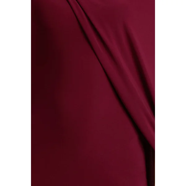 Cressida | Robe longue bordeaux à encolure asymétrique avec cape