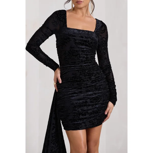 Crimson Cut | Mini-robe moulante en velours noir à manches longues et à cape
