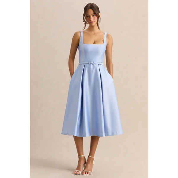 Crystaline | Robe mi-longue en satin bleu poudré à encolure carrée