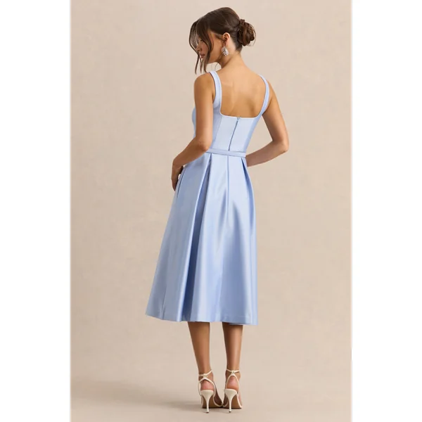 Crystaline | Robe mi-longue en satin bleu poudré à encolure carrée