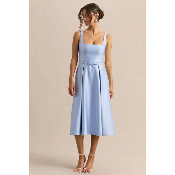 Crystaline | Robe mi-longue en satin bleu poudré à encolure carrée