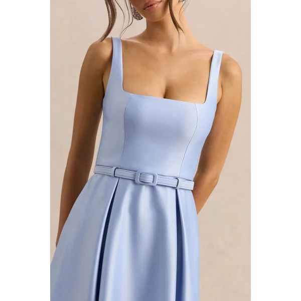 Crystaline | Robe mi-longue en satin bleu poudré à encolure carrée