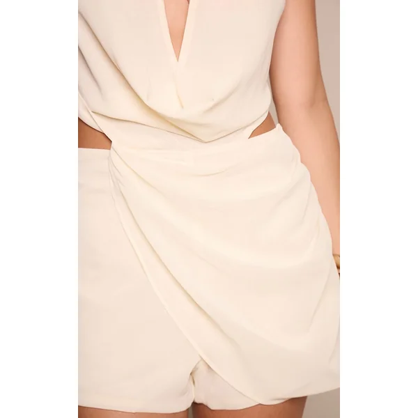 Crème Combinaison-short Drapée En Mousseline Avec Col Bénitier