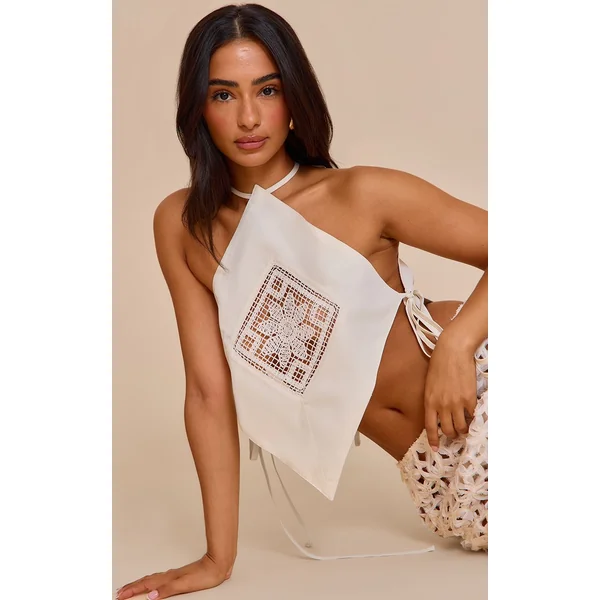 Crème Top Petite À Encolure Américaine Avec Détails Appliqués