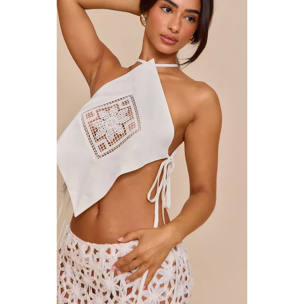 Crème Top Petite À Encolure Américaine Avec Détails Appliqués