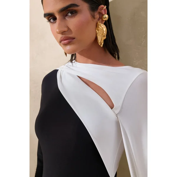 Dabria | Robe longue noire et blanche à encolure asymétrique avec manche cape