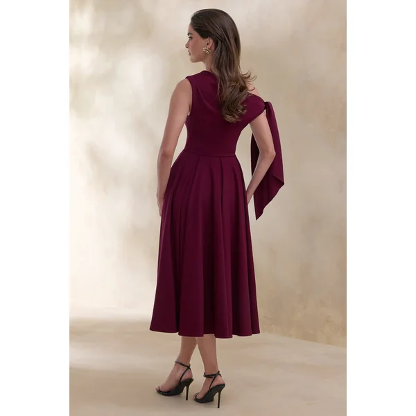 Daring | Robe mi-longue bordeaux à encolure asymétrique et détail noué