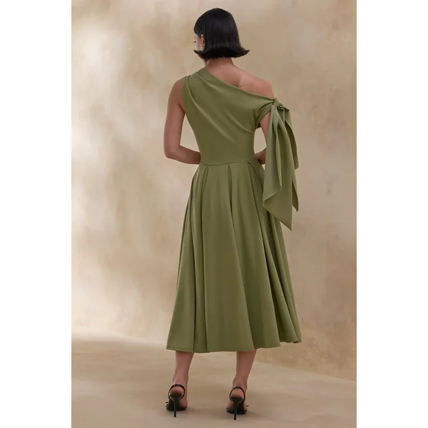 Daring | Robe mi-longue olive à encolure asymétrique et détail noué