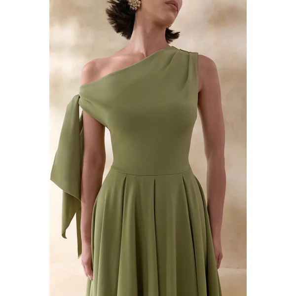 Daring | Robe mi-longue olive à encolure asymétrique et détail noué