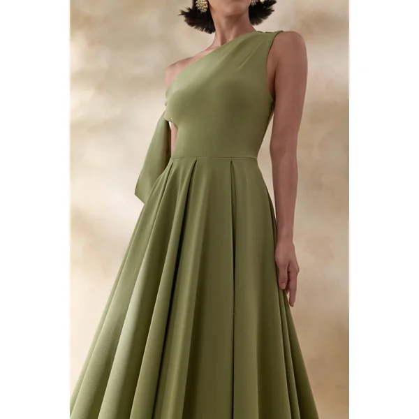 Daring | Robe mi-longue olive à encolure asymétrique et détail noué