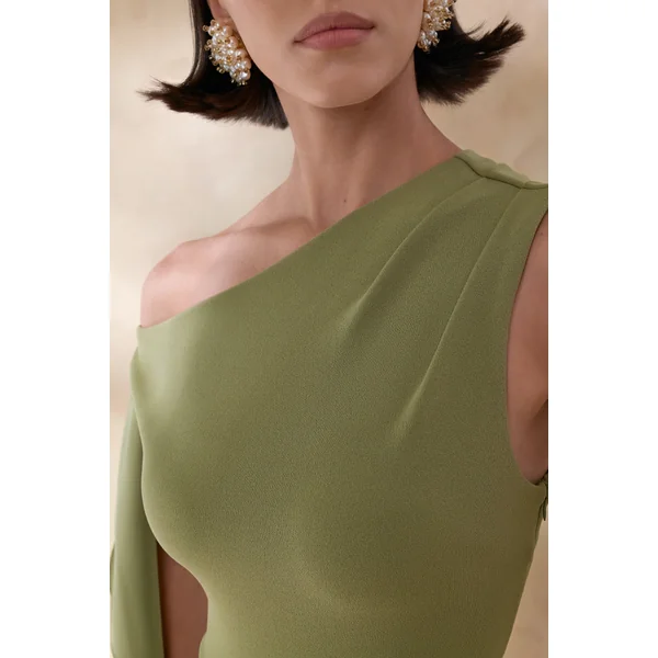Daring | Robe mi-longue olive à encolure asymétrique et détail noué