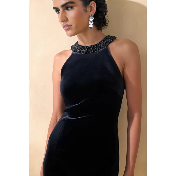 Darya | Robe longue en velours noir à encolure haute ornée