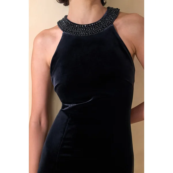Darya | Robe longue en velours noir à encolure haute ornée