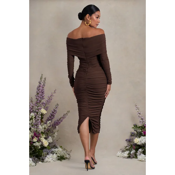 Davina | Robe mi-longue de maternité marron froncée à décolleté bardot torsadé