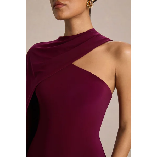Dawn | Robe longue rouge bordeaux à encolure asymétrique avec une manche longue et cape