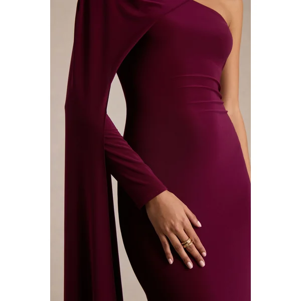 Dawn | Robe longue rouge bordeaux à encolure asymétrique avec une manche longue et cape
