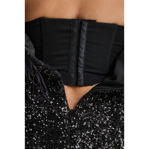 Daze | Robe longue noire à sequins à encolure bandeau avec bordure en plumes