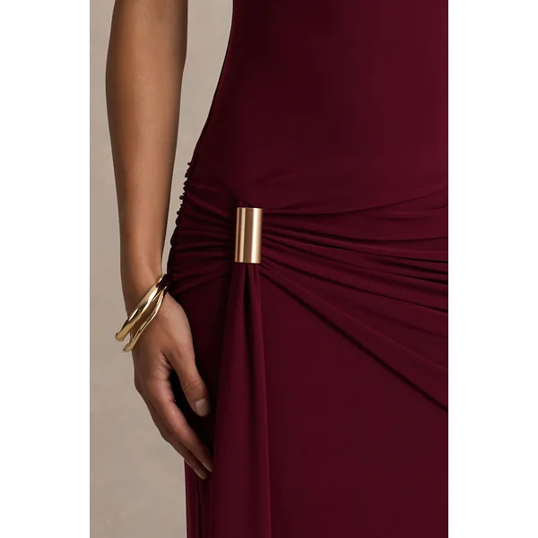 Decadence | Robe longue bordeaux à col haut avec manche torsadée et drapé élégant