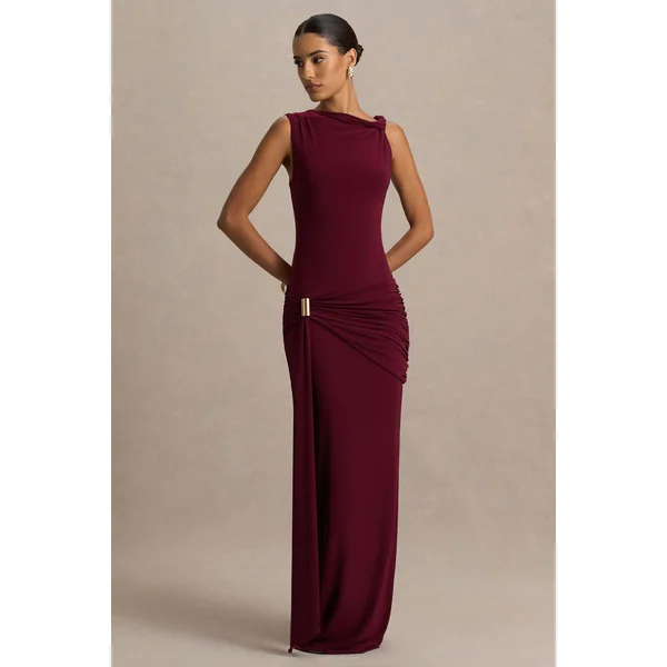 Decadence | Robe longue bordeaux à col haut avec manche torsadée et drapé élégant