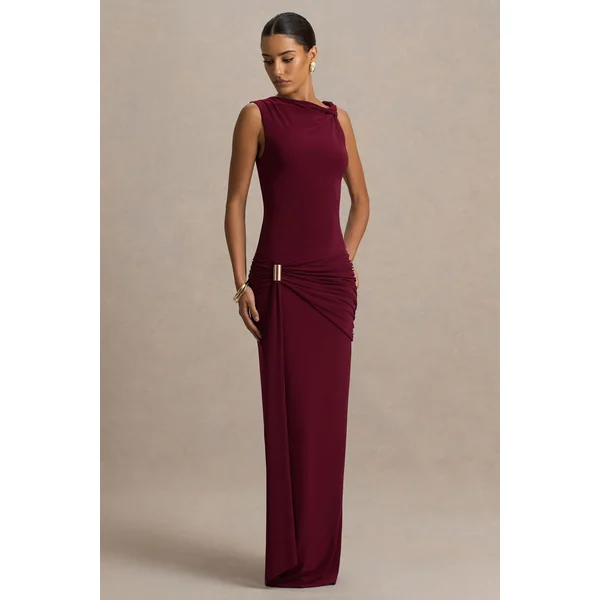 Decadence | Robe longue bordeaux à col haut avec manche torsadée et drapé élégant