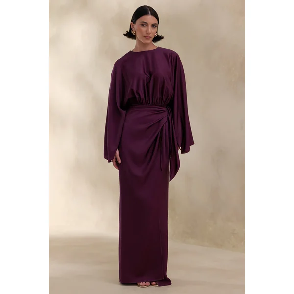 Delphina | Robe longue prune en satin avec détails froncés et nœud