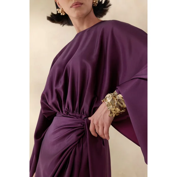Delphina | Robe longue prune en satin avec détails froncés et nœud
