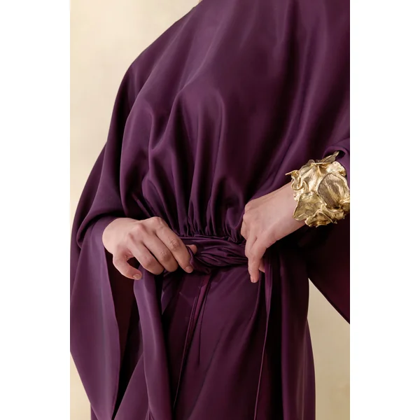 Delphina | Robe longue prune en satin avec détails froncés et nœud