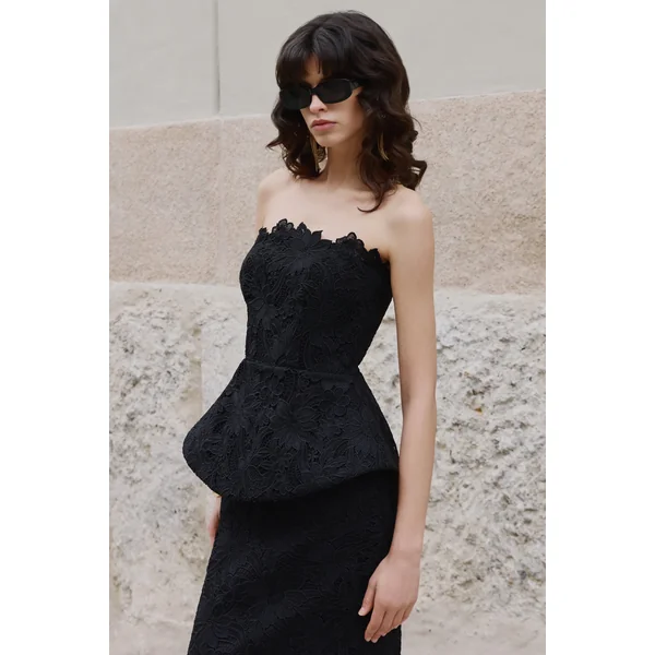 Delvine | Robe longue bandeau en dentelle noire avec corsage effet corset