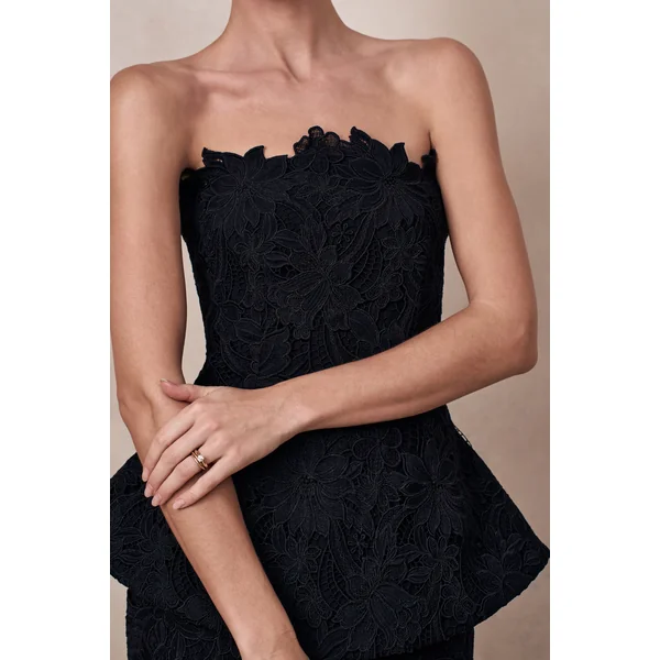 Delvine | Robe longue bandeau en dentelle noire avec corsage effet corset