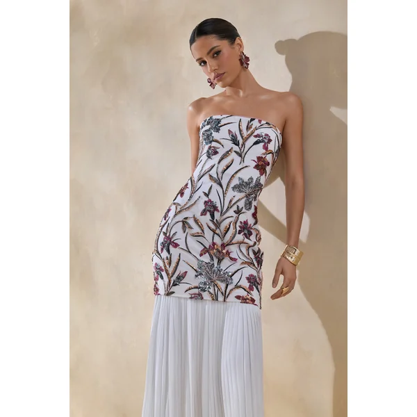 Denise | Robe longue crème à sequins floraux à encolure bandeau taille basse et jupe en mesh